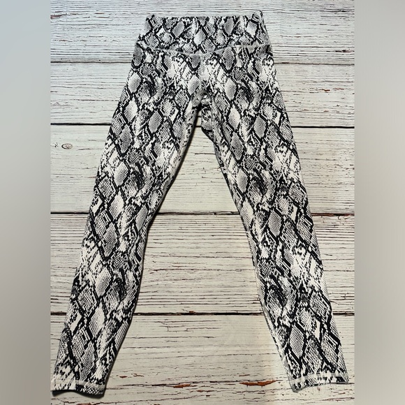 Fabletics Define PowerHold® High-Waisted 7/8 Legging - Picture 4 of 7